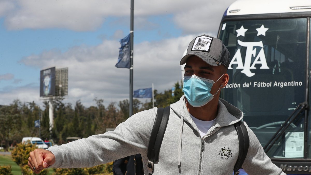 Lautaro Martínez llegando al sitio de concentración de la Albiceleste.