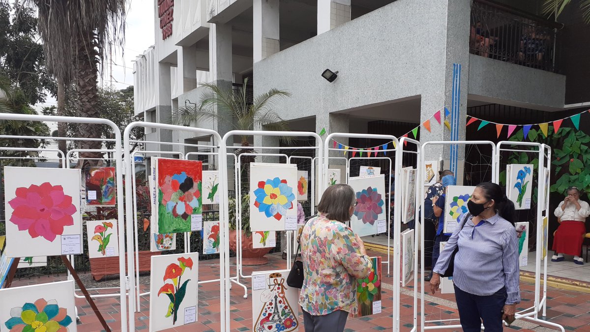 Las hermanas Quiroz aprecian obra de Ana Quiroz, quien permanece en el Hogar.