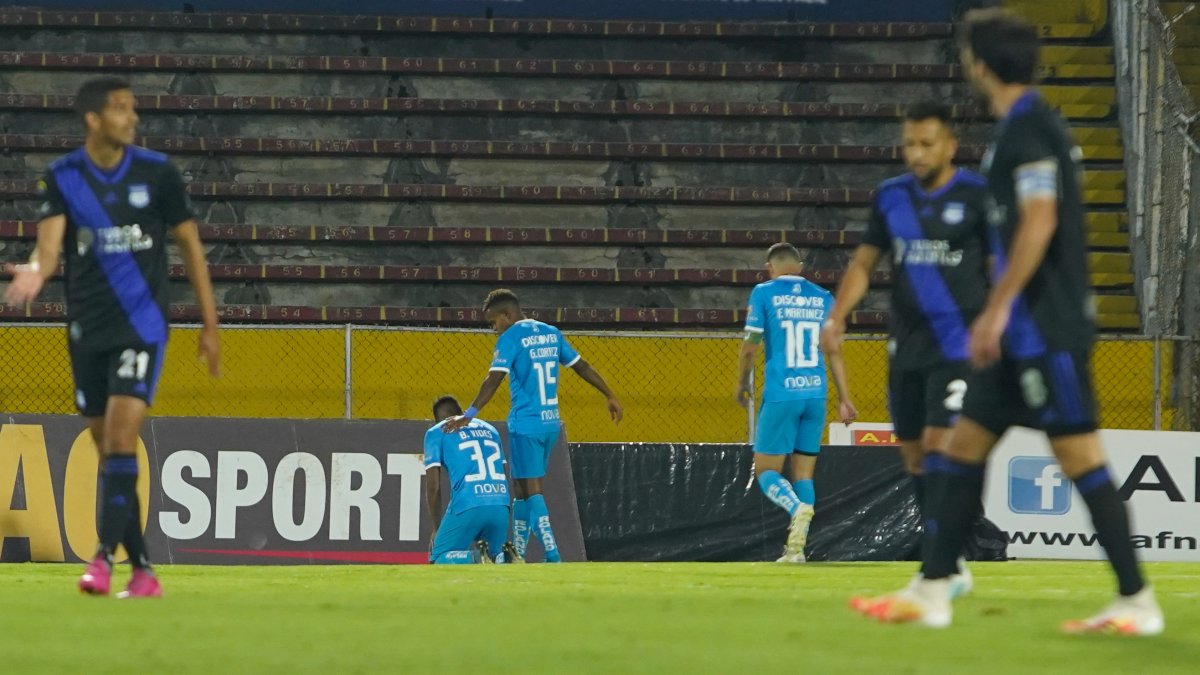 La derrota ante Universidad Católica fue un golpe más para la hinchada emelecista.