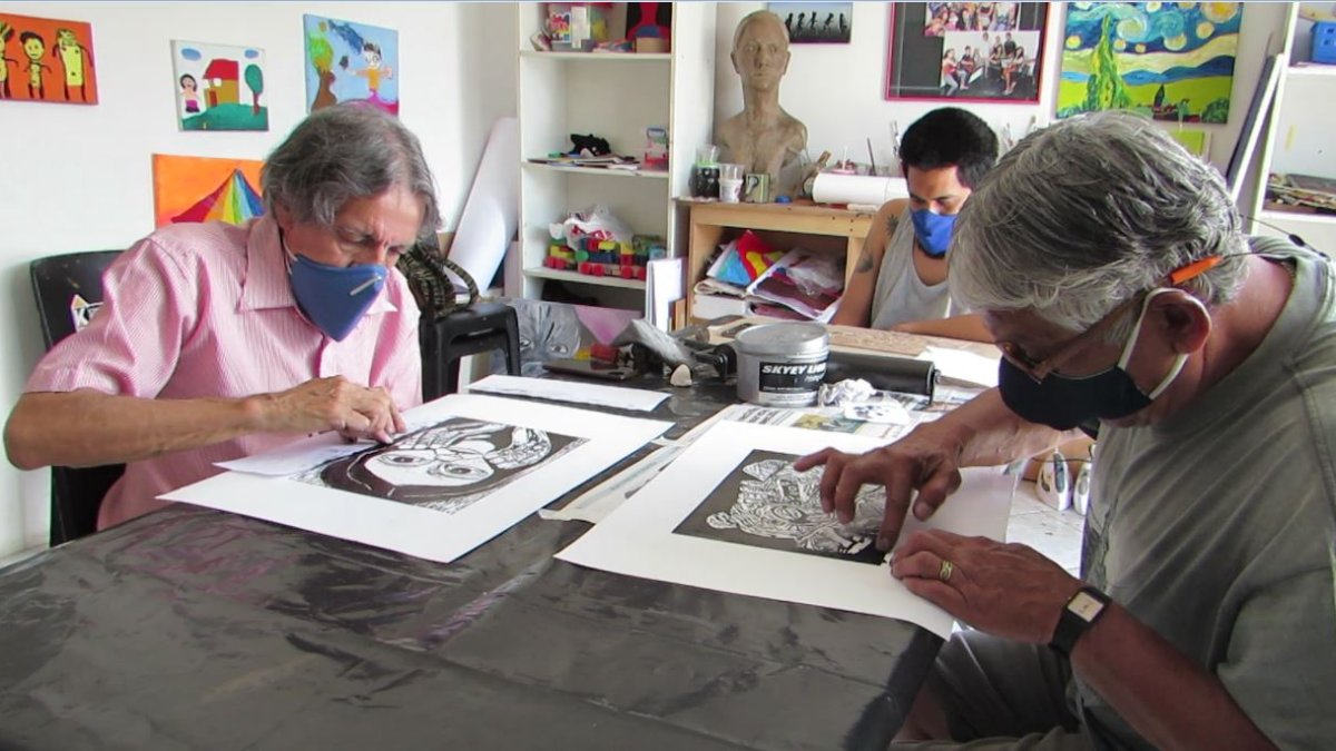 Hernán Zúñiga (izq.), curador de la muestra binacional, junto a Ciro García, en su taller.