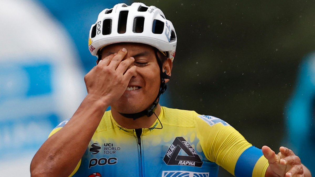 El ciclista ecuatoriano Jonathan Caicedo y su festejo tras ganar la tercera etapa del Giro de Italia.