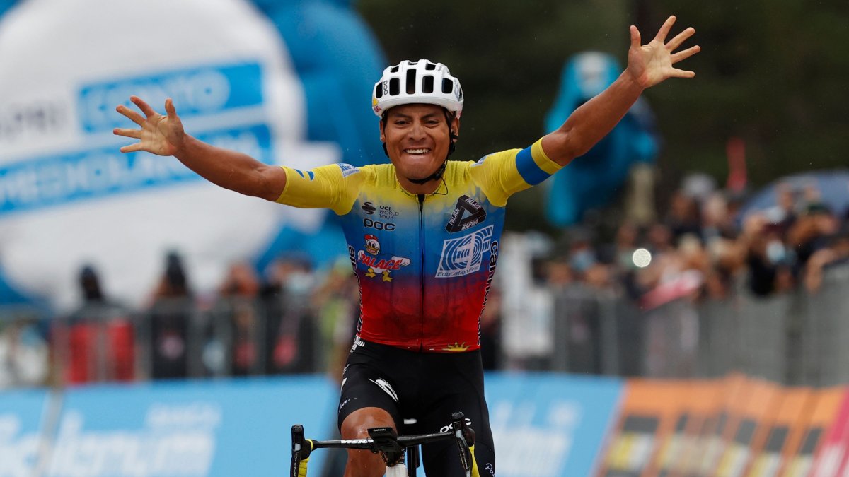 Jonathan Caicedo y su ingreso triunfal en la tercera etapa del Giro de Italia.