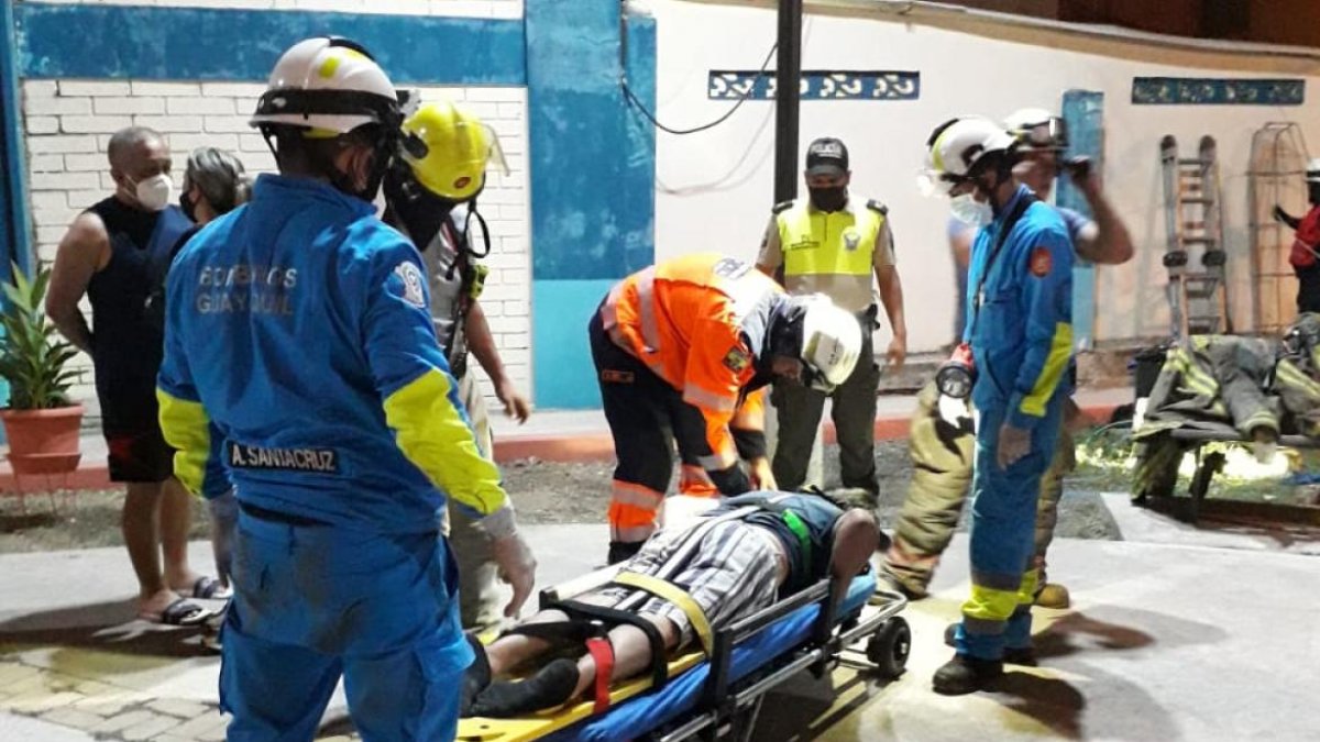 El ciudadano fue rescatado por bomberos. El hecho ocurrió en la séptima etapa de la ciudadela Alborada.