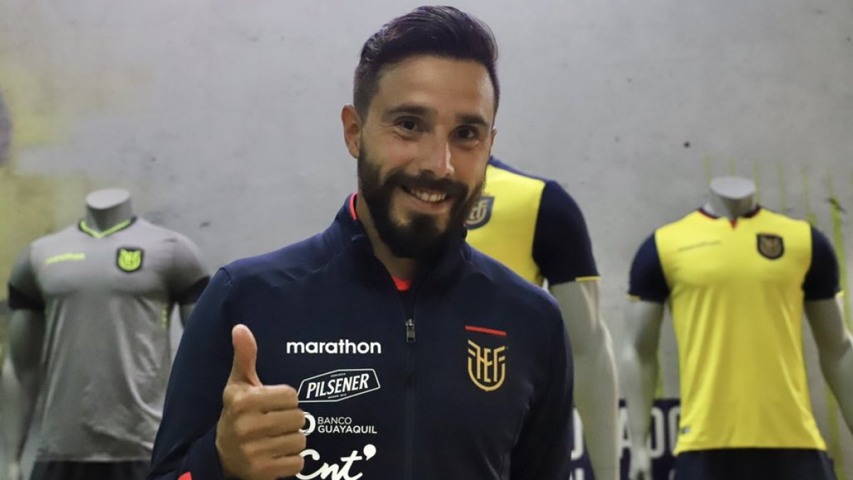 Hernán Galíndez, arquero de la selección ecuatoriano, con la ropa de concentración tricolor.