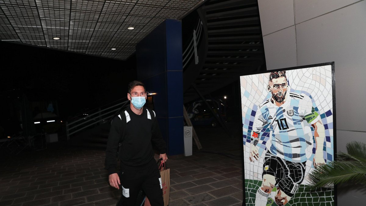 Lionel Messi, ofensivo de la selección argentina, mientras hace su arribo a Buenos Aires.