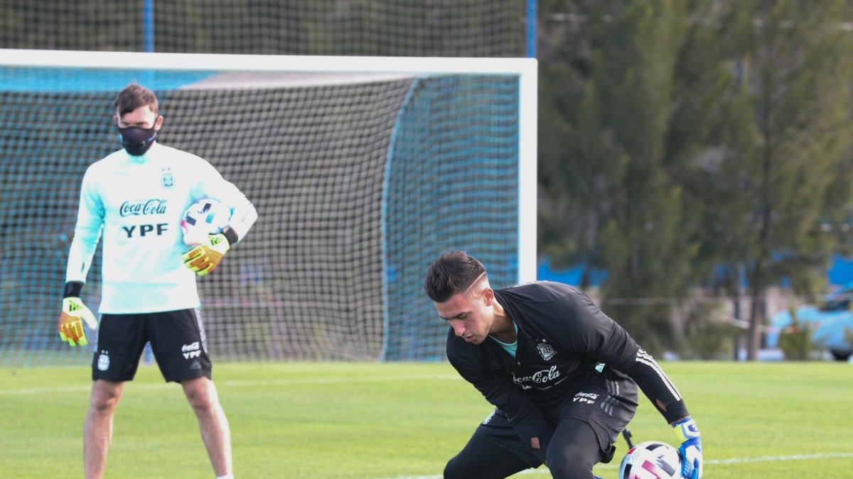 Los arqueros de la selección argentina ayudaron en la sesión de definición y ahí se lesionó Juan Musso