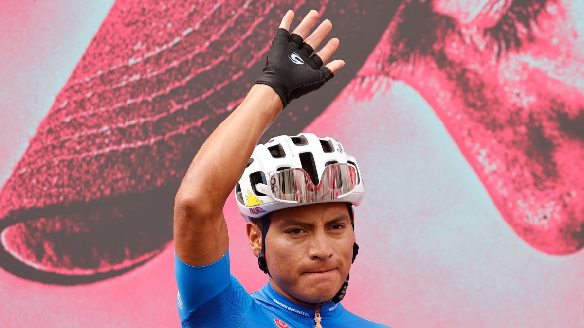 Jonathan Caicedo conserva la maglia azzurra como líder de la montaña en el Giro de Italia.