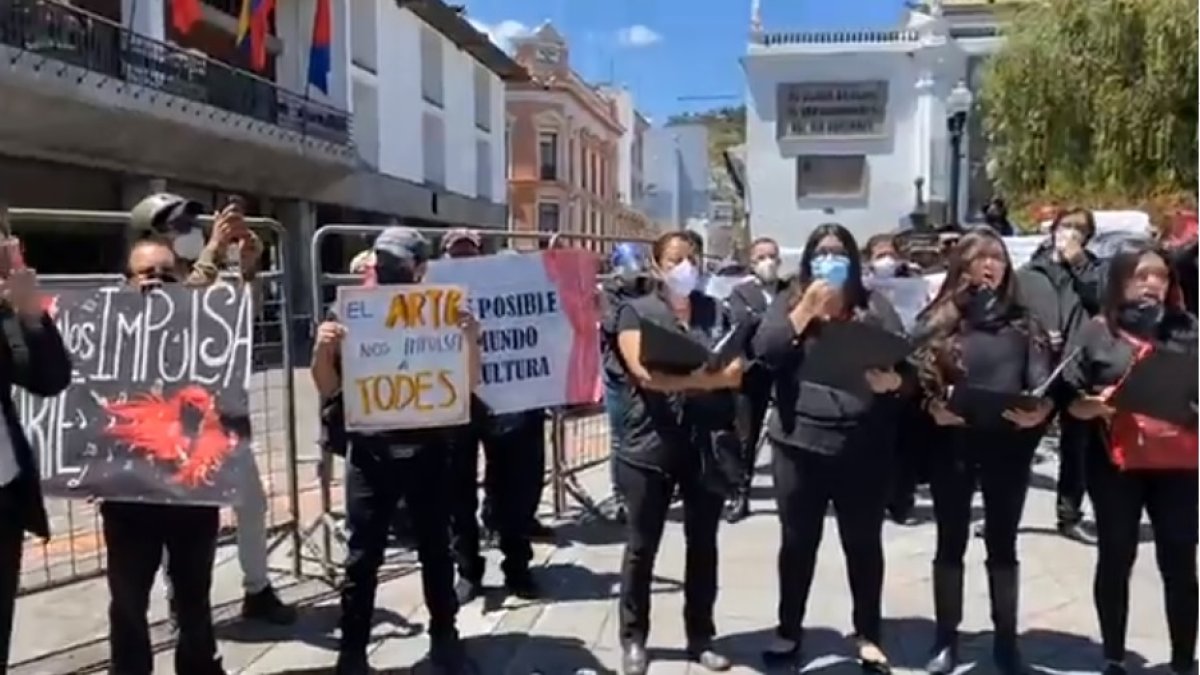 Los trabajadores culturales protestaron en la Plaza Grande.