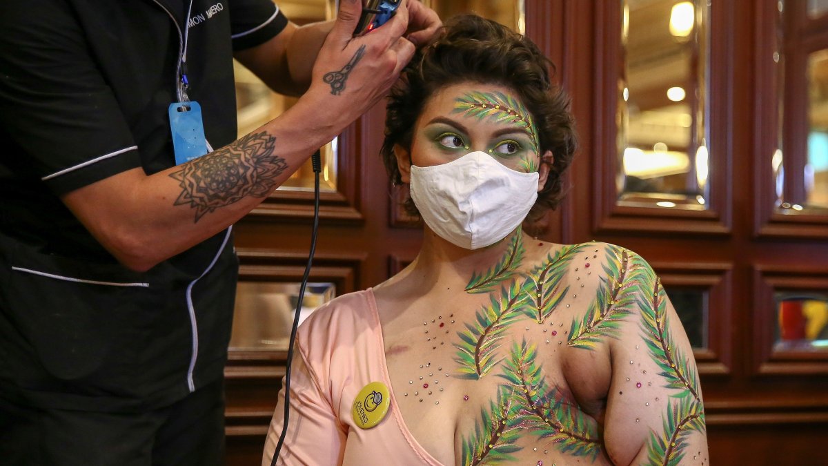 Una mujer fue registrada al posa con las cicatrices de sus mastectomías para la campaña.