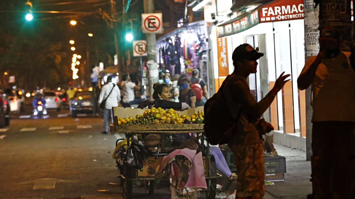 Los informales se ubican en la avenida Ernesto Albán y han formado un mercadillo en la zona.