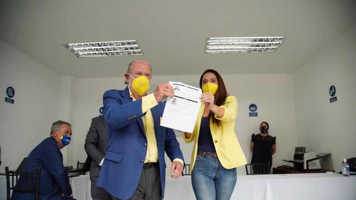 El binomio presidencial de Avanza, conformado por Isidro Romero y Sofía Merino fue el último en solicitar la inscripción en el CNE.