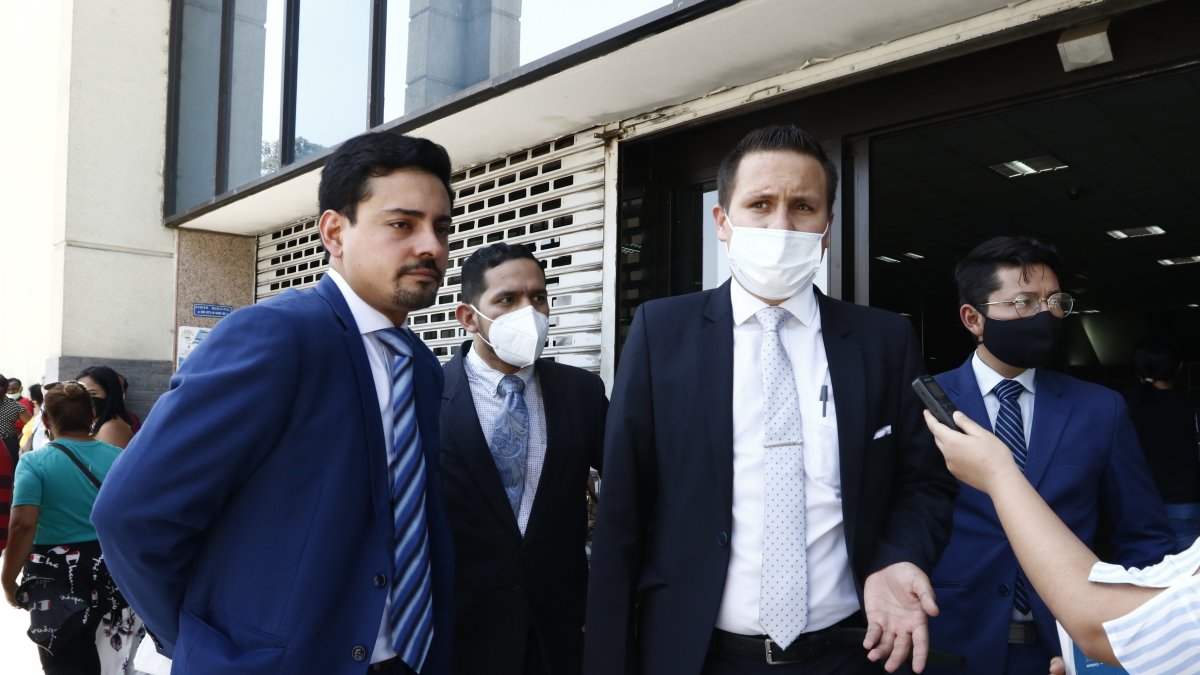 Salida. Alfredo Arboleda y Cristian Romero, abogados de los Bucaram Pulley, se declararon en resistencia.