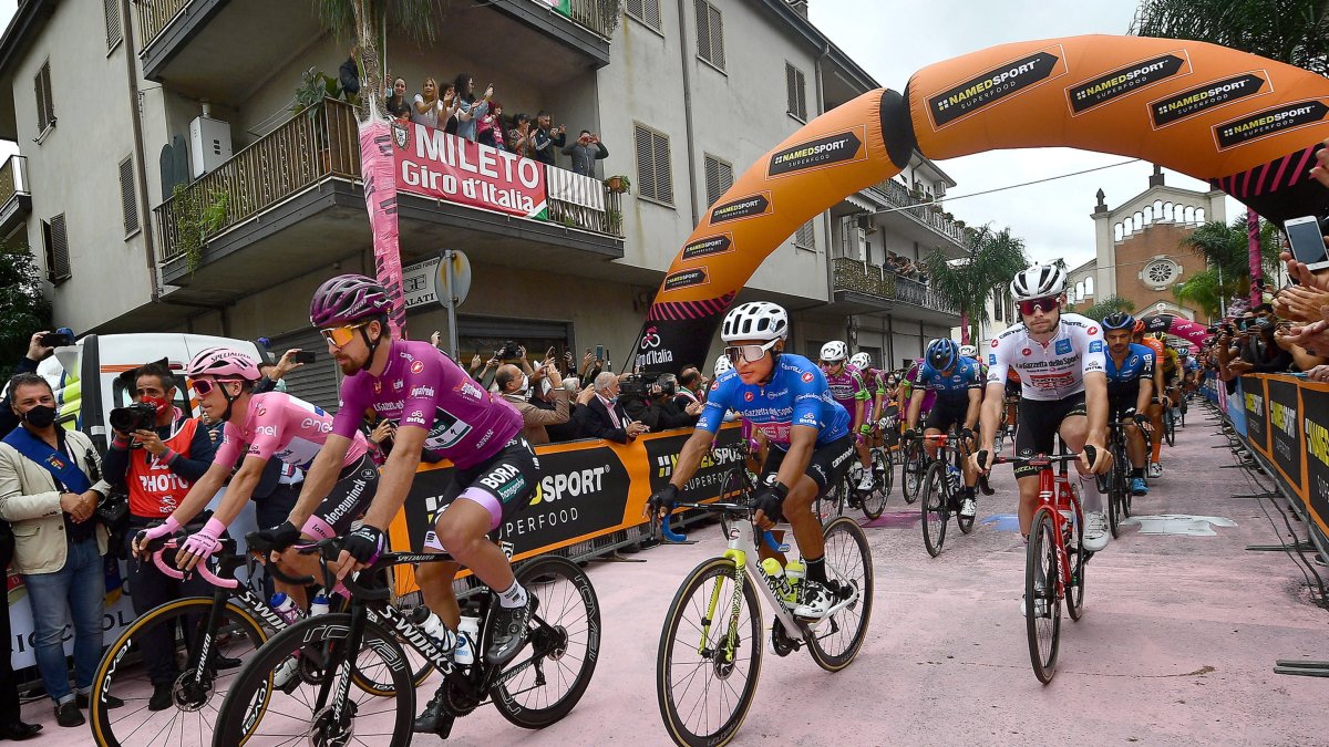 Jonathan Caicedo (c) en el inicio de la quinta etapa del Giro de Italia.