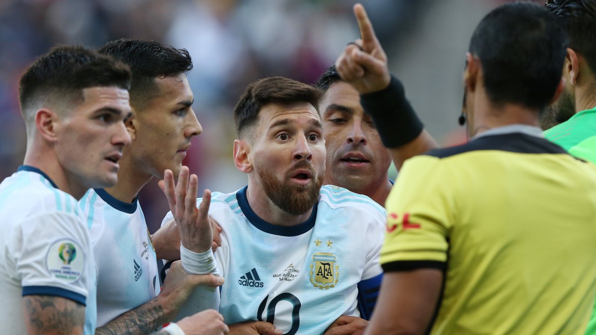 Lionel Messi, ofensivo de la selección argentina, reaparece con al albiceleste tras su expulsión en la última Copa América.