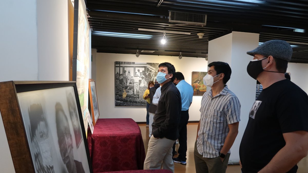 Los ganadores de los cuatro salones apreciaron ayer sus obras colgadas en el museo.