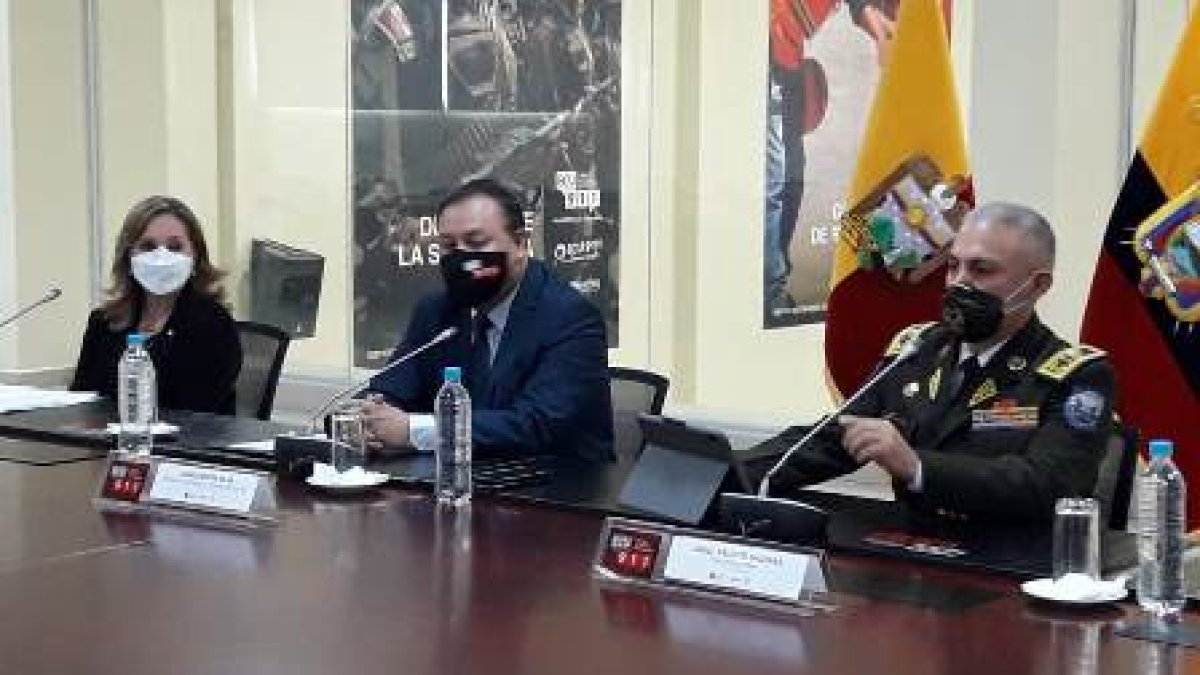 La ministra de Turismo, Rosi Prado; Juan Zapata, director del SIS ECU911 y el General Fausto Salinas comandante del Distrito Metropolitano de Quito.
