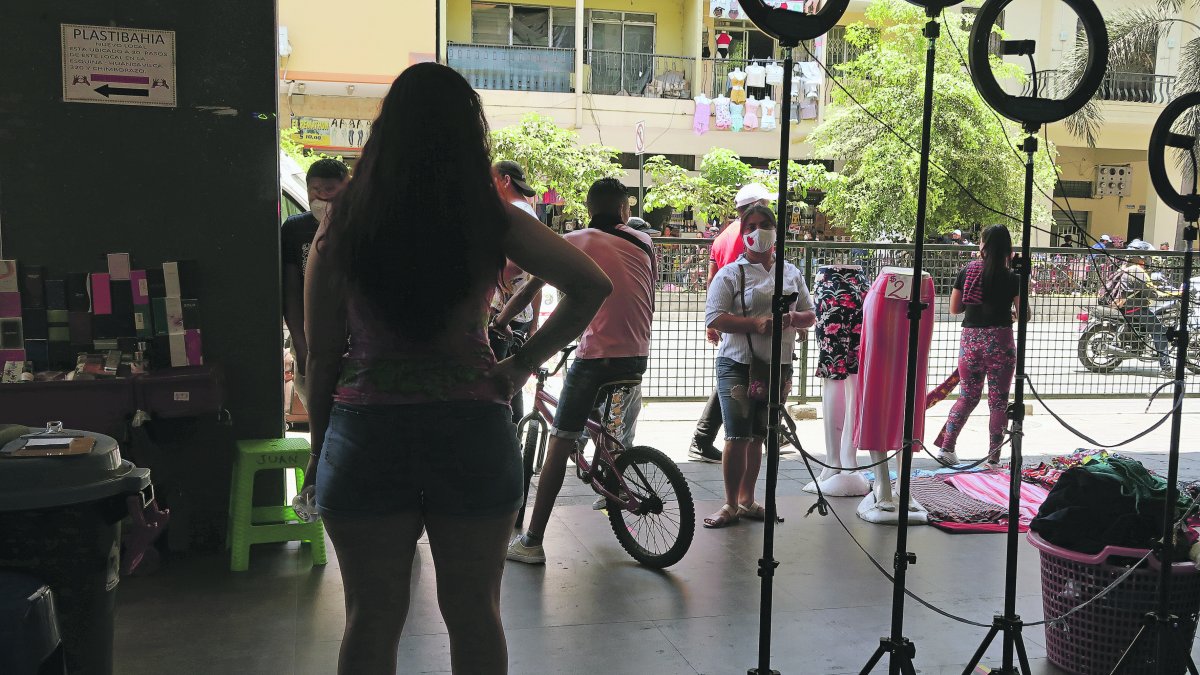 Centro. Hay sitios al interior de la bahía de Guayaquil que permanecen a oscuras, como se ve en la foto, y esto lo aprovechan los delincuentes.