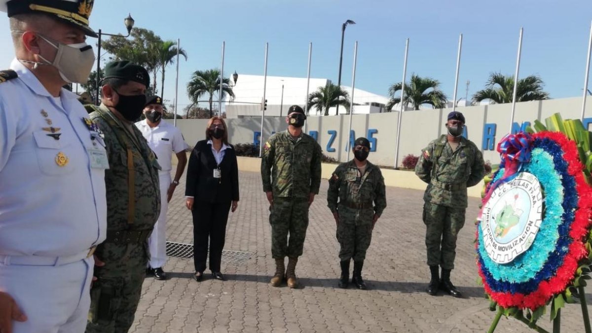 Una ofrenda floral se colocó al pie del monumento a Los Héroes, en el norte de Guayaquil.