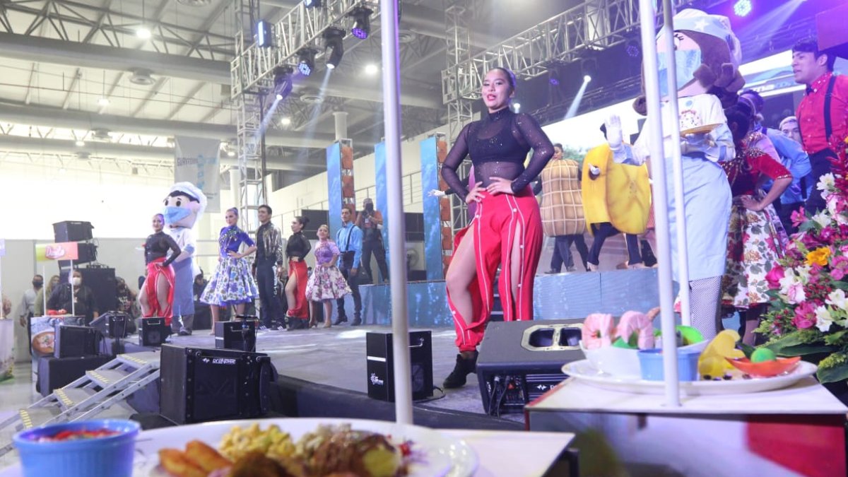 La feria Raíces ya comenzó y los guayaquileños se preparan para degustar los diferentes platos típicos de la  Costa.