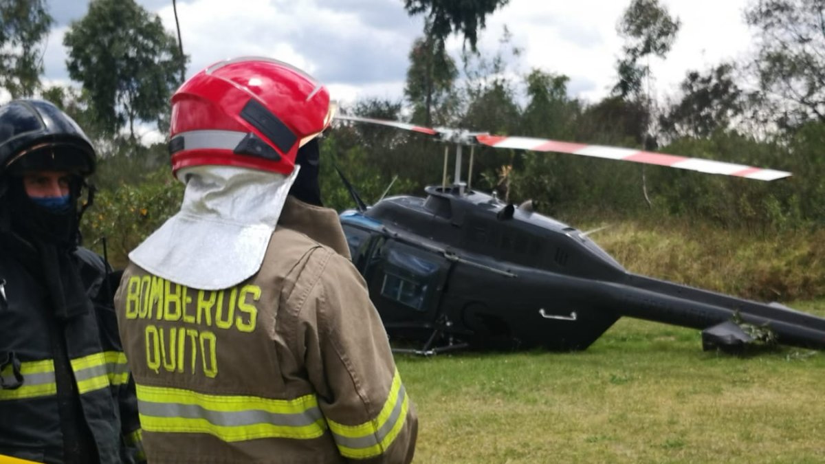 Miembros del Cuerpo de Bomberos asistieron a los tripulantes del helicóptero de la FAE, accidentado este jueves en el Itchimbía.