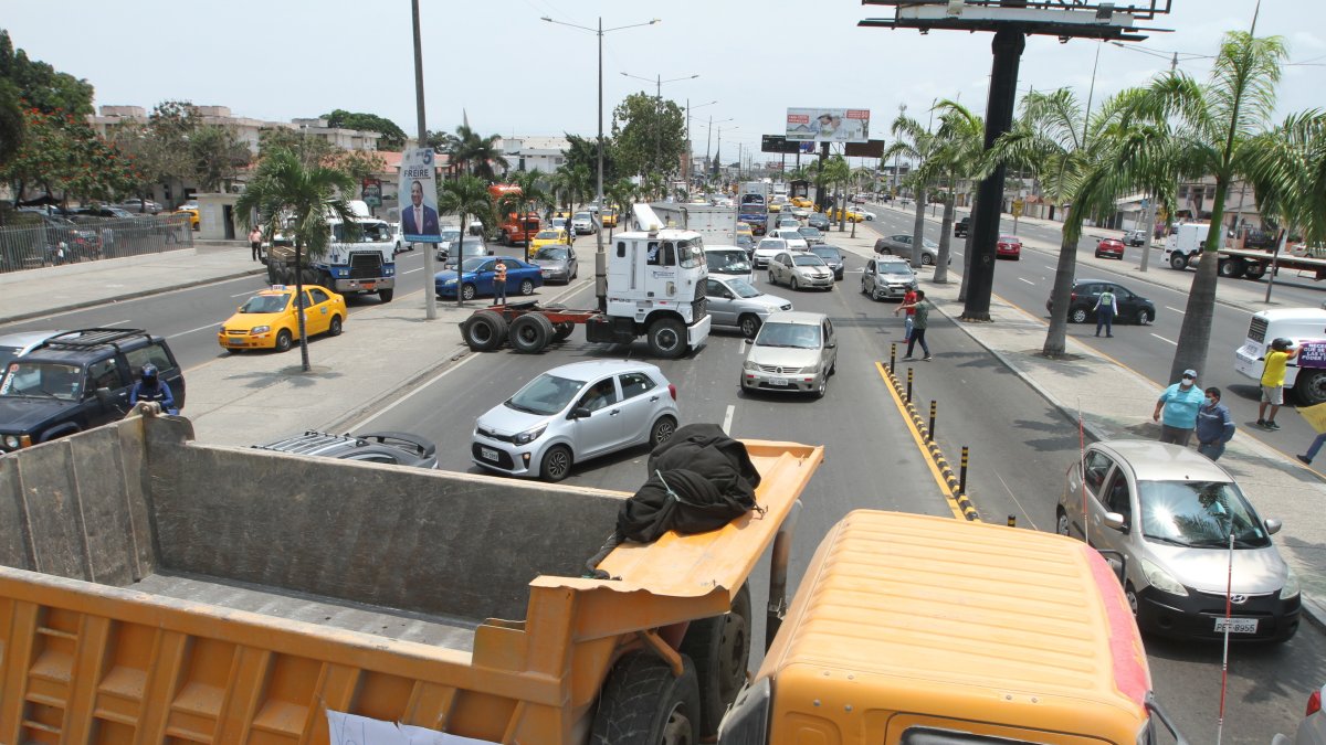 Camiones de la Federación de Volqueteros del Guayas cerraron por casi media hora parte de la avenida 25 de Julio en protesta al trabajo de las concesionarias.