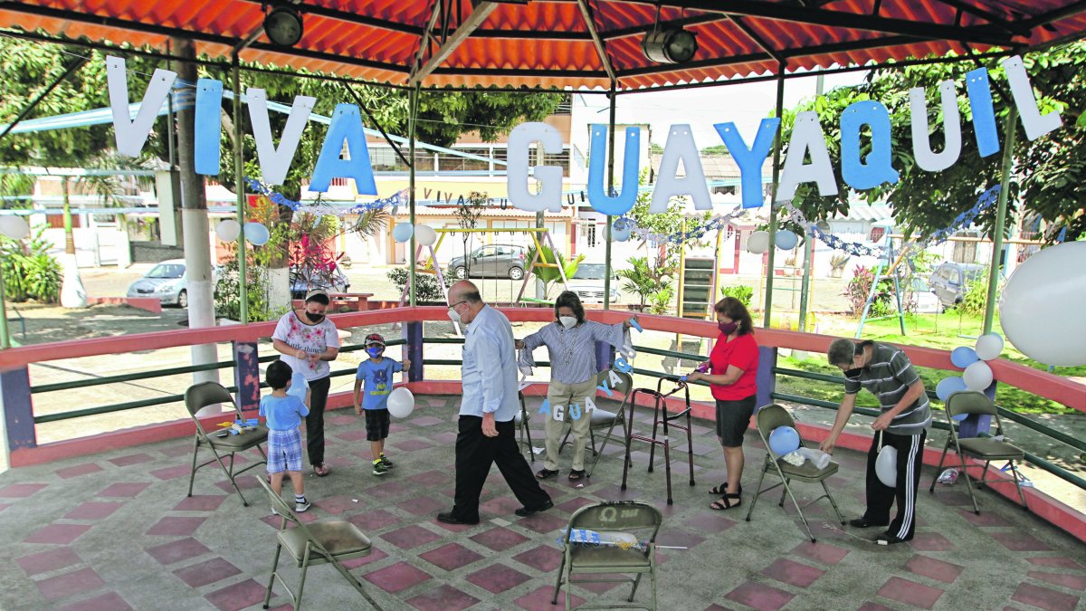 Un grupo de vecinos de la etapa XII de la Alborada decoran el parque por el Bicentenario de la Independencia de Guayaquil.
