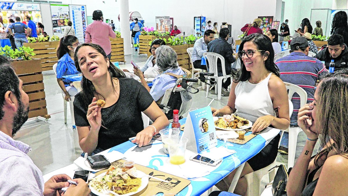 Amigos. Decenas llegaron al Centro de Convenciones para almorzar. Entre los visitantes, hubo quienes no se han perdido una sola edición.