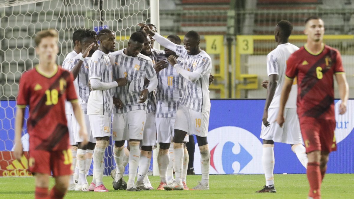 Los jugadores belgas no pueden ocultar la desazón tras el empate de Costa de Marfil casi al término del partido.