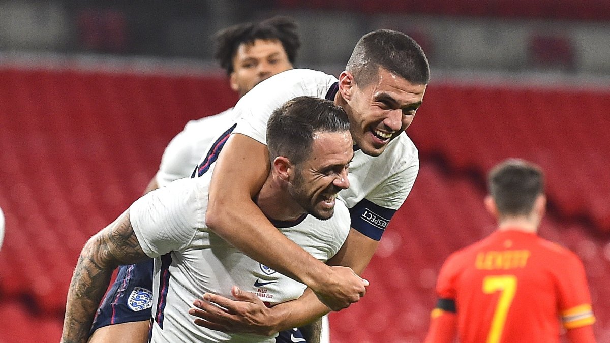 Danny Ings (C) celebra tras anotar uno de los tres tantos de la selección inglesa.