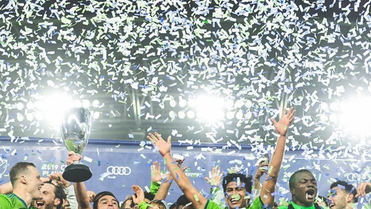 El defensor ecuatoriano, Xavier Arreaga (d) obtuvo el título de la liga en el 2019.