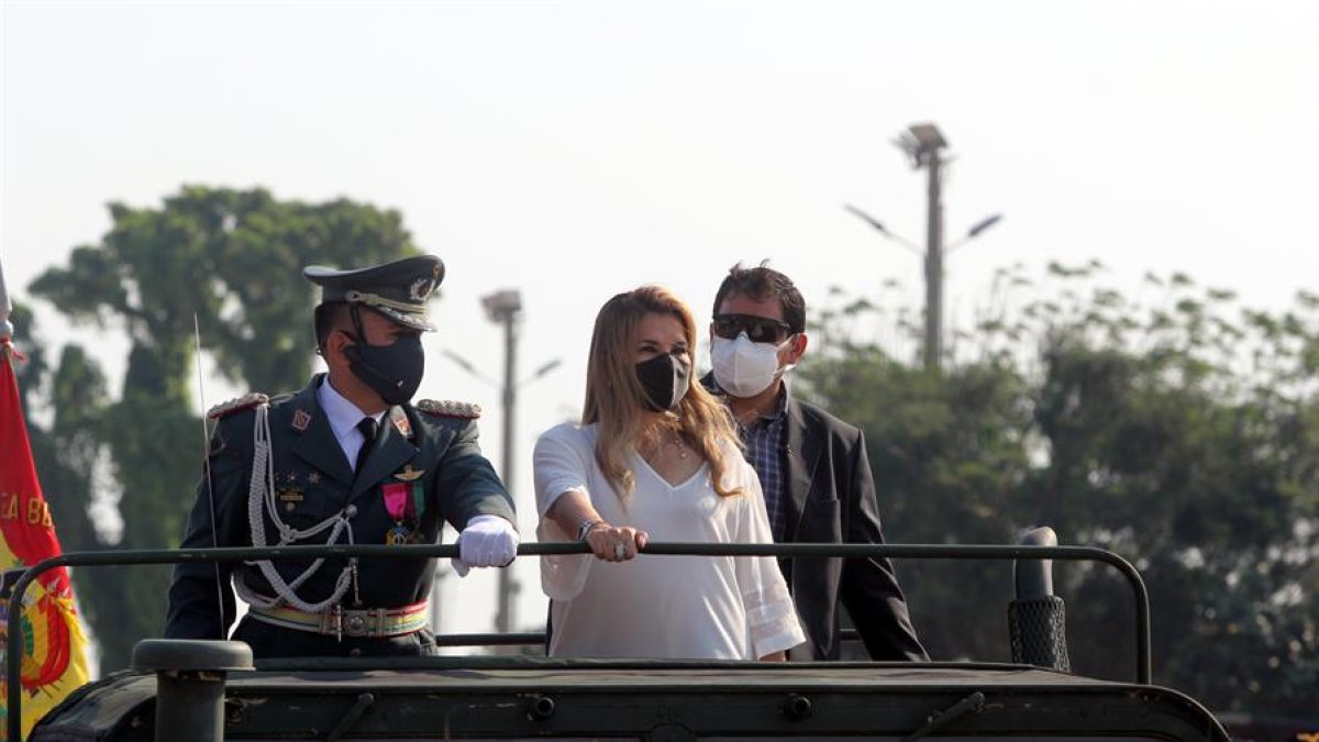 La presidenta interina de Bolivia homenajeó a los militares que capturaron al guerrillero 'Che' Guevara.