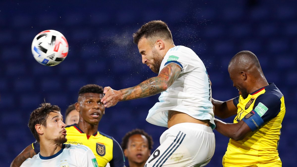 Nicolás Otamendi (c) y Enner Valencia disputan intensamente el balón. El Argentina - Ecuador fue un partido muy intenso, pero la Tri no inquietó al golero Franco Armani.