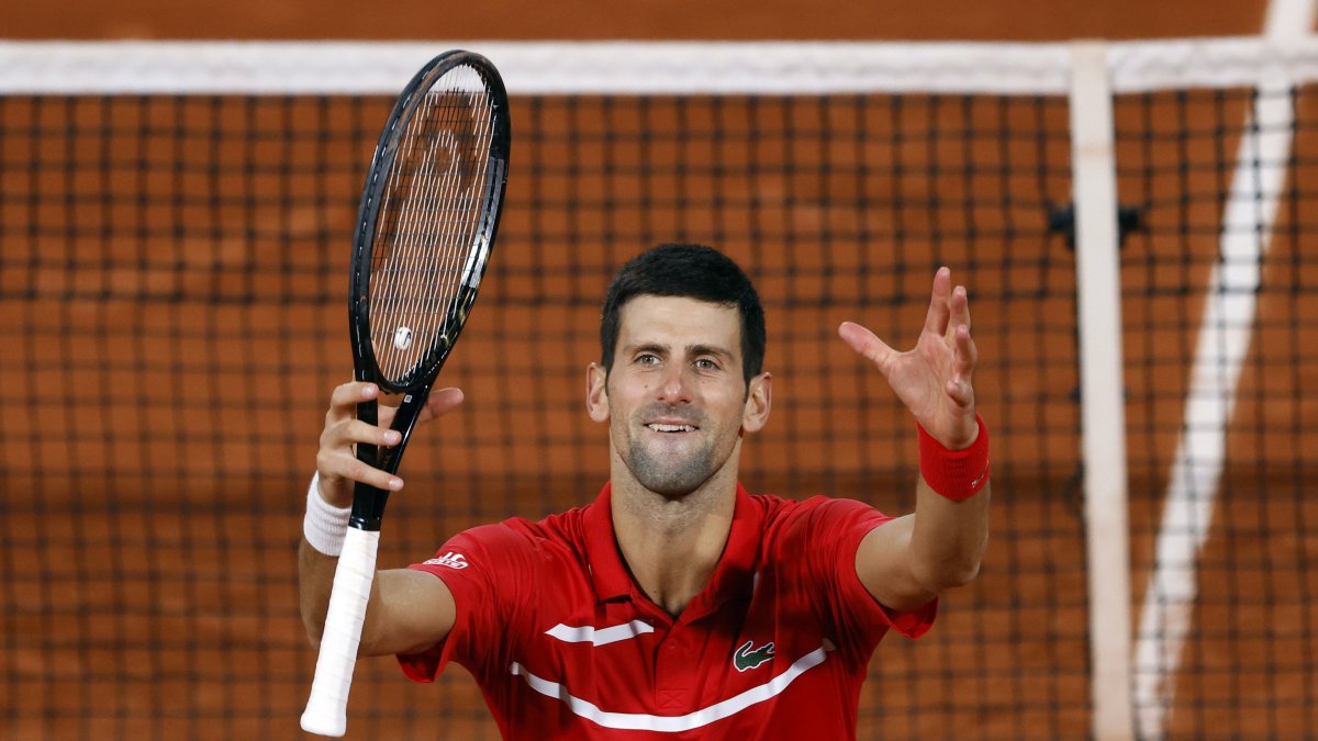 Djokovic festeja tras 3 horas y 54 minutos que le tomó vencer a Tsitsipas por 6-3, 6-2, 5-7, 4-6 y 6-1.