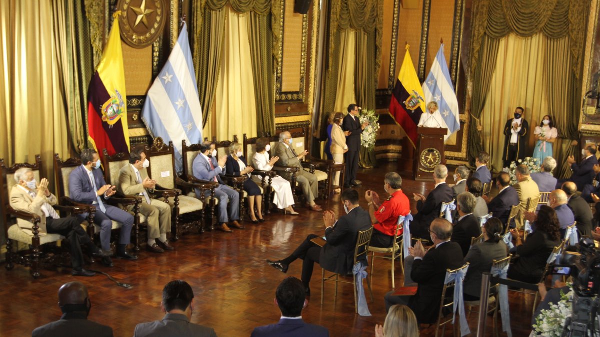 La sesión solemne se desarrolló a las 12:00, en el Salón de la Ciudad, contando con las normas de bioseguridad. Duró 90 minutos.