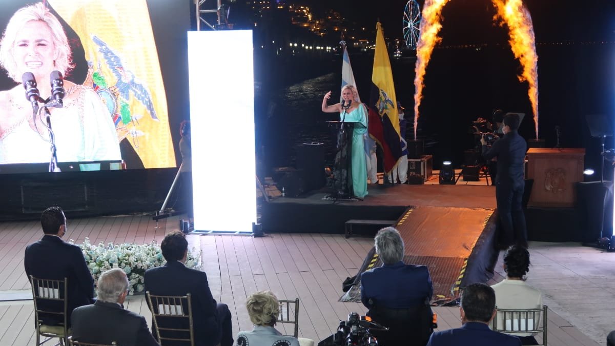 La alcaidesa Cynthia Viteri durante su intervención en la sesión solemne por el bicentenario de la independencia que se desarrolló en el muelle del Malecón Simón Bolívar esta noche.