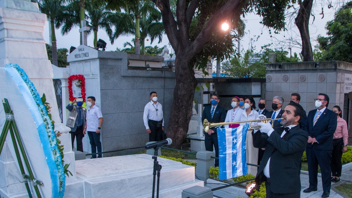 Hecho. Durante la actividad, las autoridades colocaron una entrega floral al monumento de Olmedo.