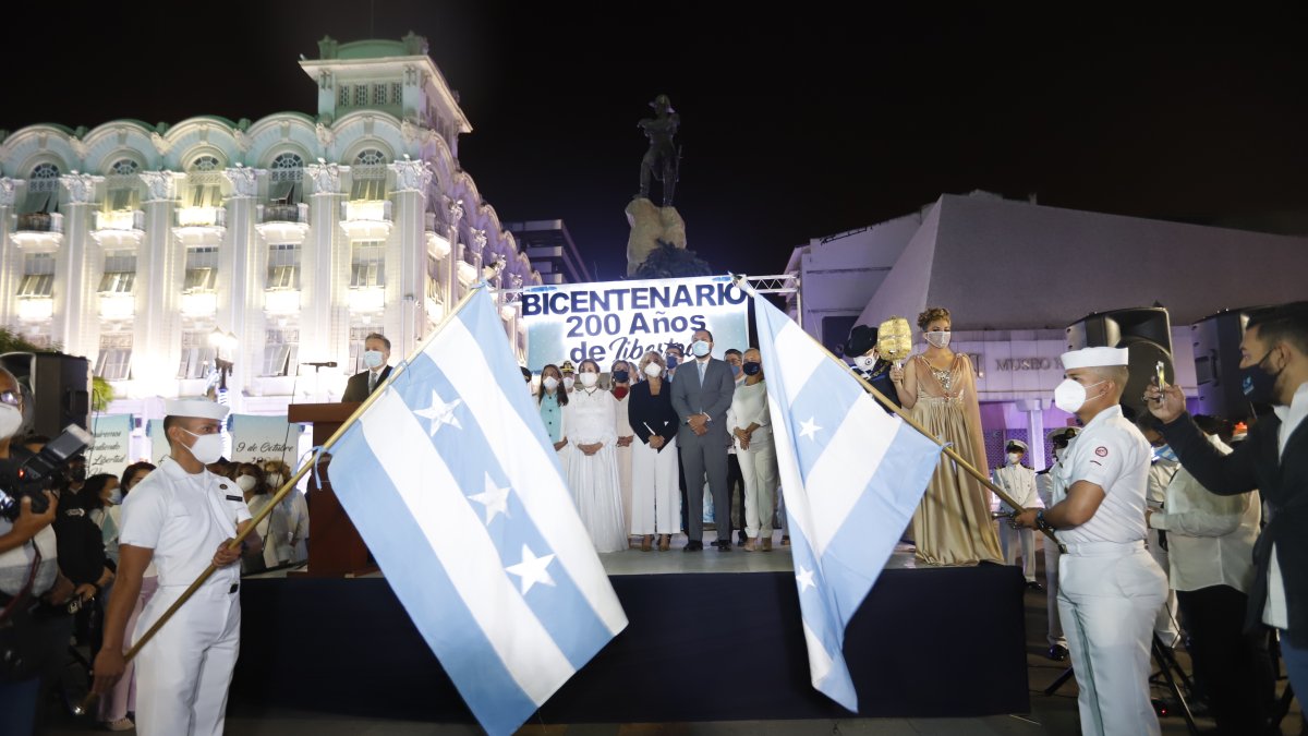 Acto. La alcaldesa Cynthia Viteri presidió la jornada en la madrugada. La acompañaron concejales, el vicealcalde y otros funcionarios del Cabildo.