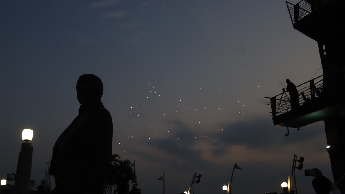 Por primera vez, en el acto hubo un show con cientos de drones.