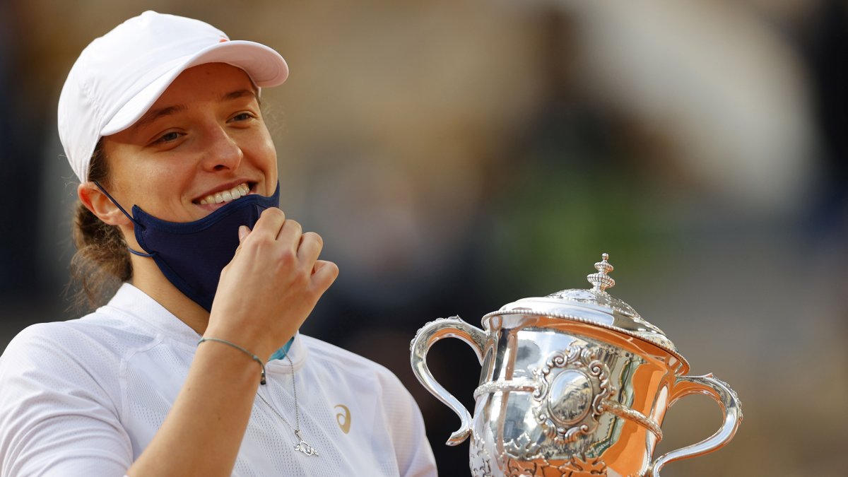 Iga Swiatek celebra con trofeo en mano tras vencer a la estadounidense Sofia Kenin por parciales de 6-4 y 6-1 en 1 hora y 21 minutos.