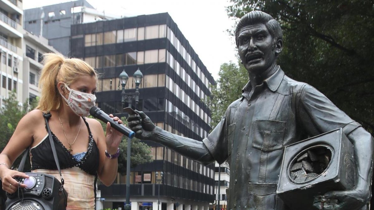 Vilka Medina León nos deleitó con una de sus creaciones musicales frente a la estatua de su abuelo, en el centro de Guayaquil.