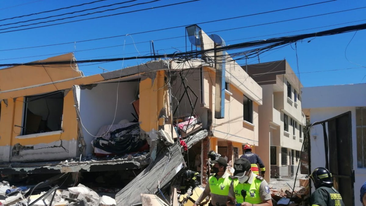 Una explosión destruyó un local de venta de hornados en Cumbayá. El resultado es heridos y vehículos afectados.