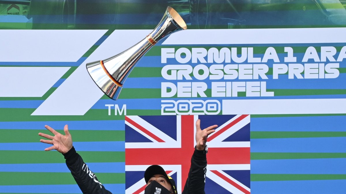 Lewis Hamilton celebra tras conseguir su victoria número 91 en Fórmula 1 e igualar la marca de Michael Schumacher.