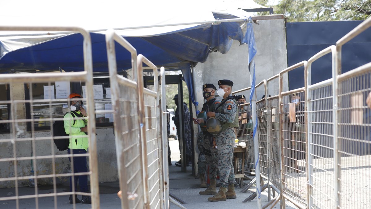 Tras el decreto de estado de excepción, militares resguardan el ingreso al Centro de Rehabilitación Social de Guayaquil.