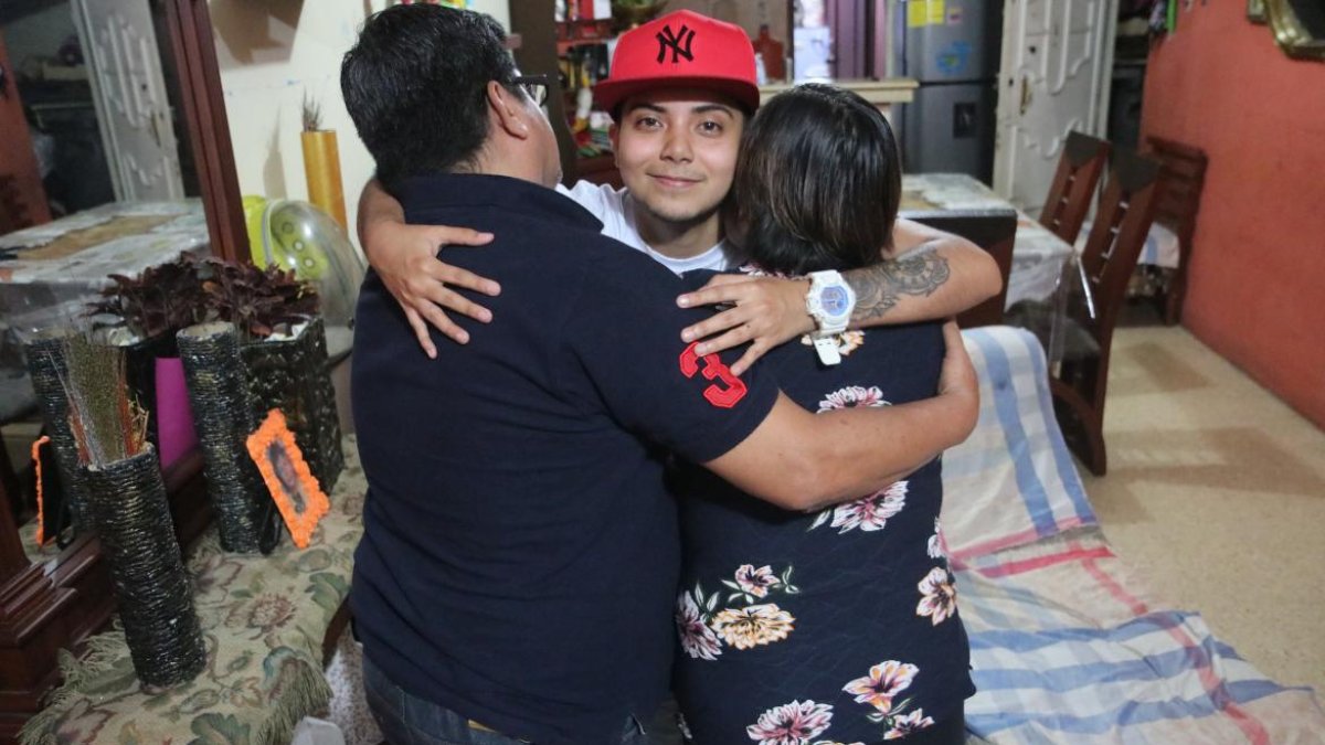 El joven y sus padres llevan una buena relación. Ellos lo respetan y lo aceptan.