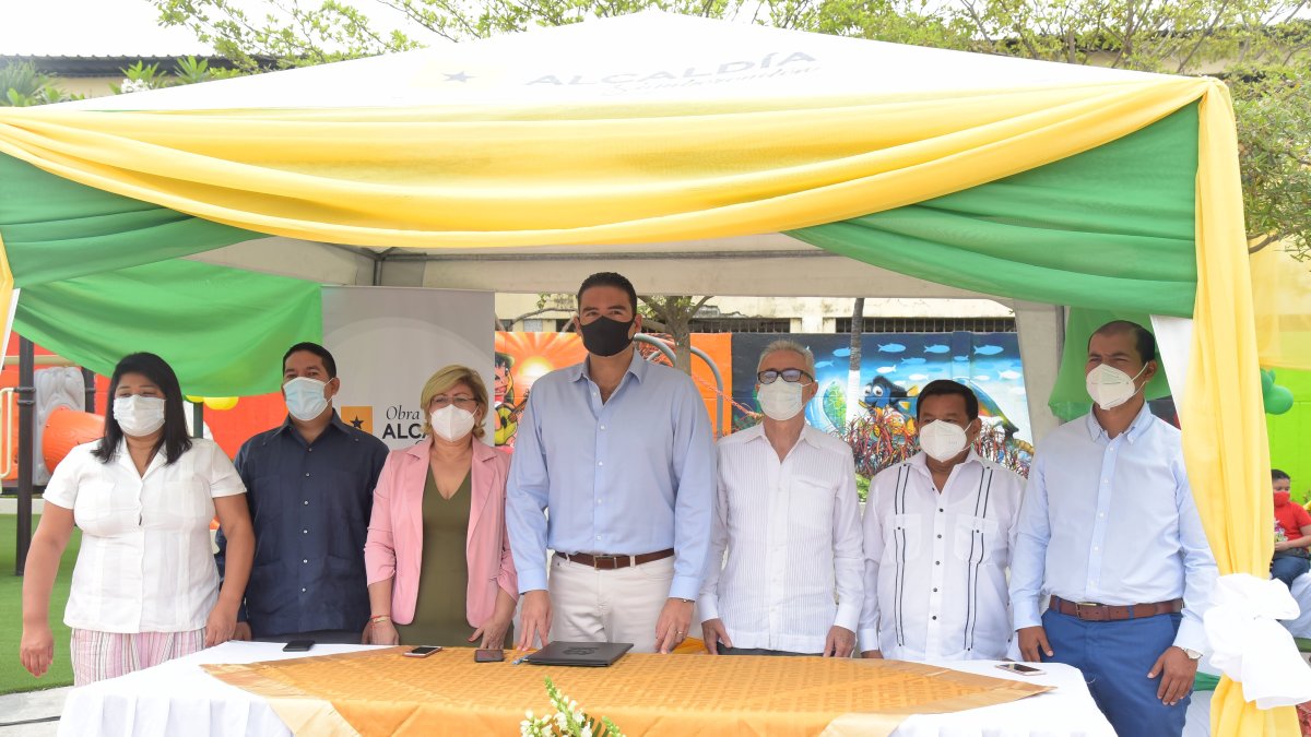 Acto. Las autoridades del cantón inauguraron un parque en el marco de la celebración.