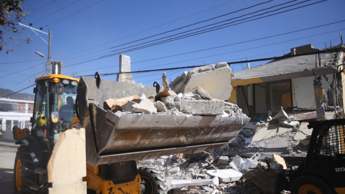 Labores. Maquinaria municipal efectuó las tareas de limpieza y remoción de escombros.