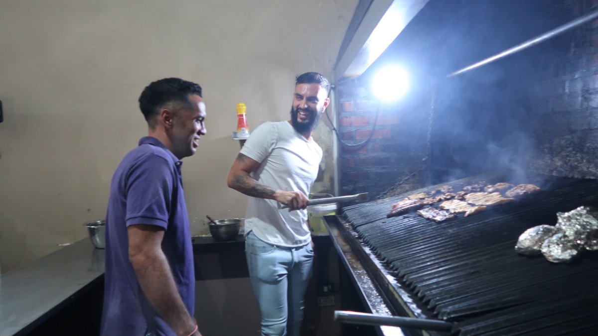 Daniel Viteri (i) y Gonzalo Mastriani son compañeros en Guayaquil City y, pero esta vez el cariño por sus países los divide. Ambos mostraron sus dotes preparando un rico asado.