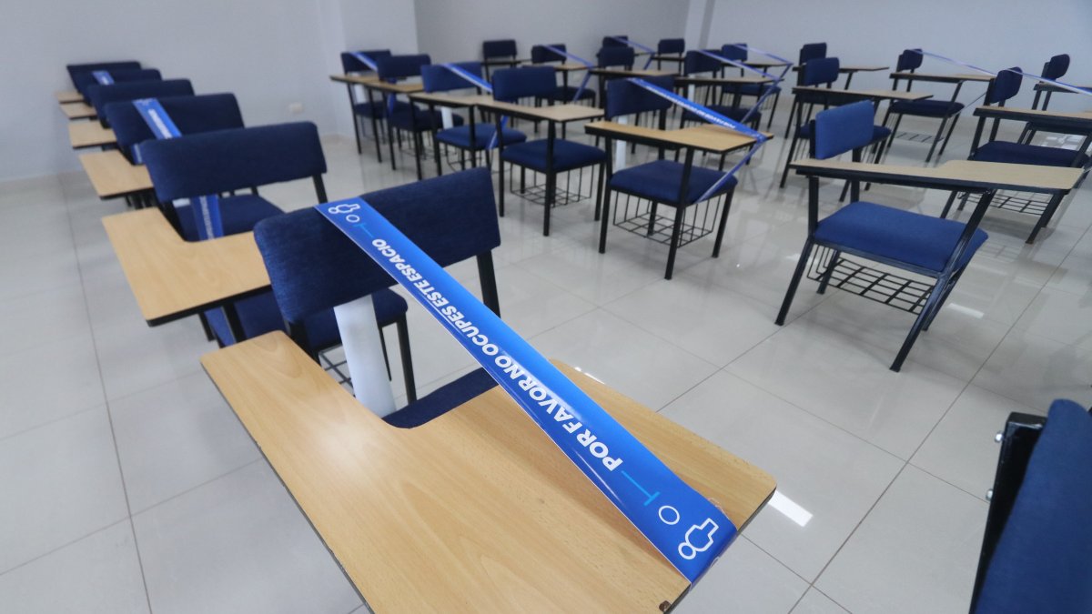 Todos los espacios han sido señalados en la Universidad Ecotec para mantener el distanciamiento entre los estudiantes..