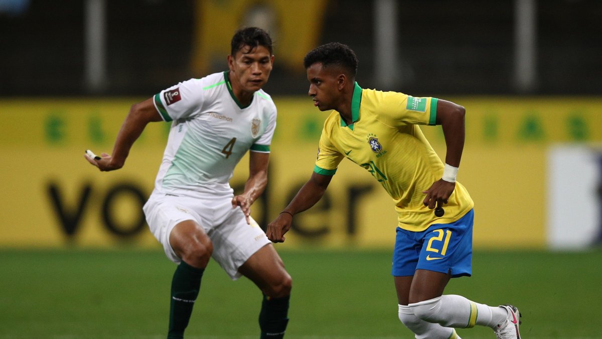 El atacante del Real Madrid, Rodrygo (d), es una de las alternativas.