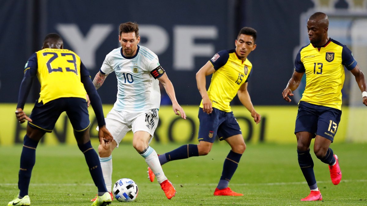 Moisés Caicedo (23) hizo un gran trabajo para neutralizar a Messi..